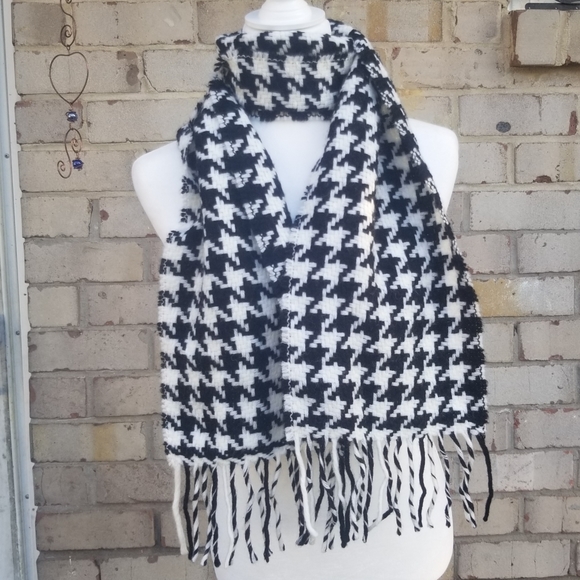 Houndstooth Pattern Scarf With Tassels - Picture 1 of 4